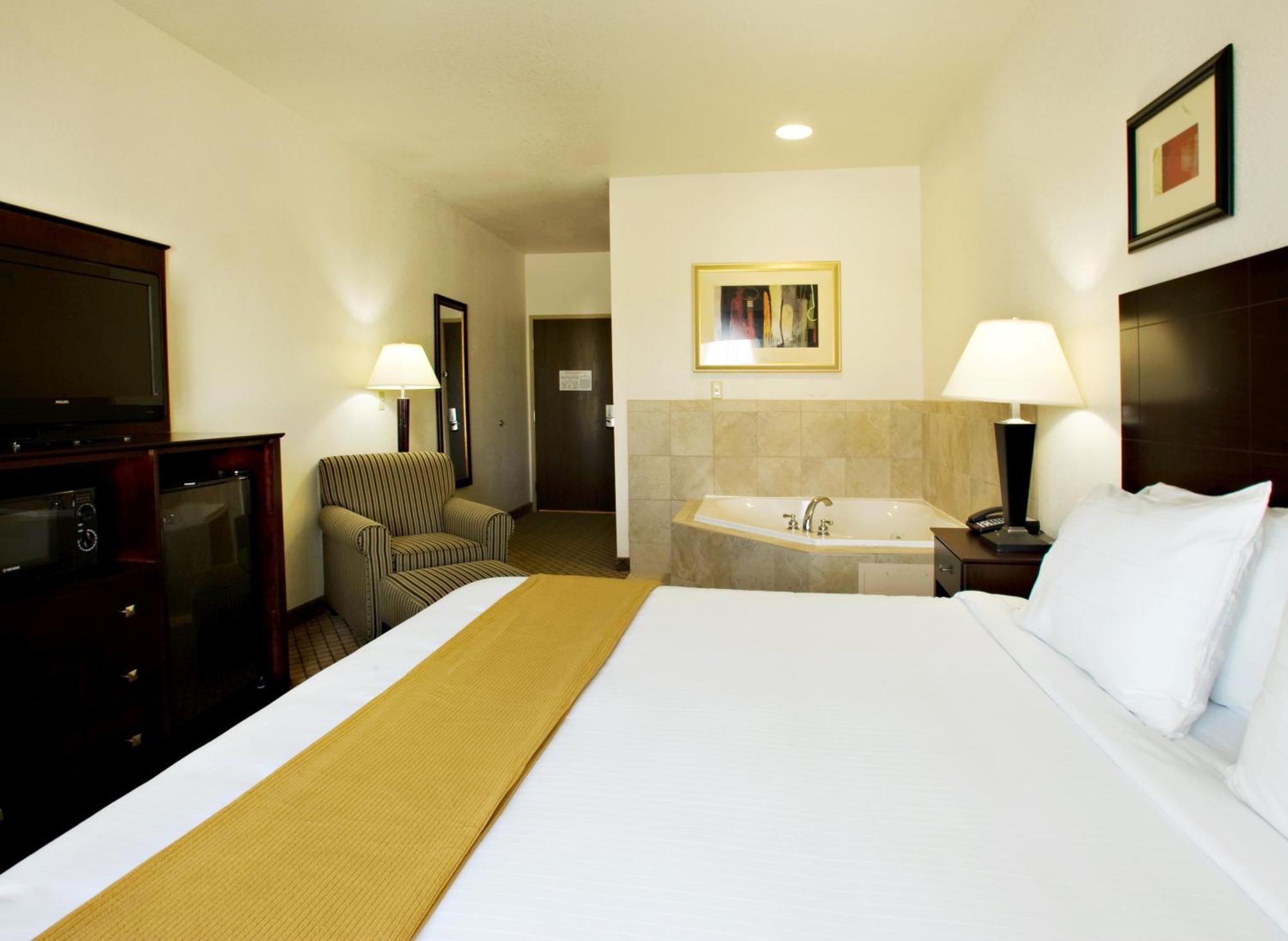 Holiday Inn Express Childress By Ihg Экстерьер фото